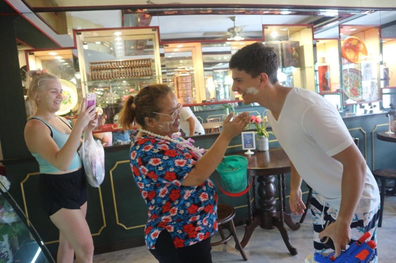 Phuket The Neighbors Hostel (Adults Only) מראה חיצוני תמונה